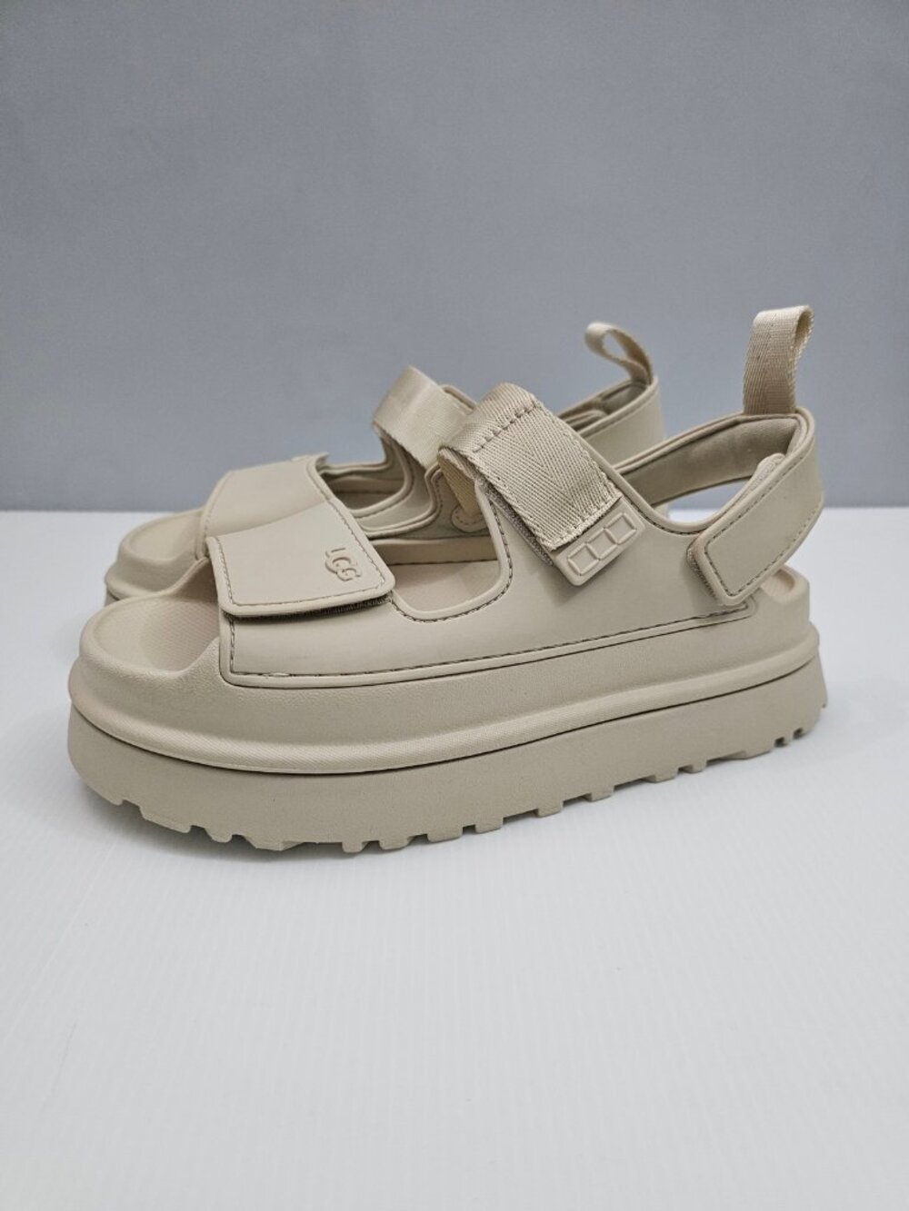 UGG GoldenGlow Platform Sandals Womens 7 Sea Salt Chunky Lug Sole Sport